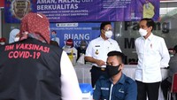 Pemerintah telah memulai program vaksinasi virus Corona (COVID-19) untuk para pedagang pasar di DKI Jakarta, tepatnya di Pasar Tanah Abang. Vaksinasi tersebut sudah dimulai sejak Rabu, (17/2) lalu yang langsung disaksikan oleh Presiden Joko Widodo (Jokowi) dan Gubernur DKI Jakarta Anies Baswedan. Lukas - Biro Pers Sekretariat Presiden  