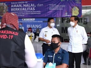Apa Rasanya Divaksin Corona? Ini Cerita Para Pedagang Pasar Tanah Abang