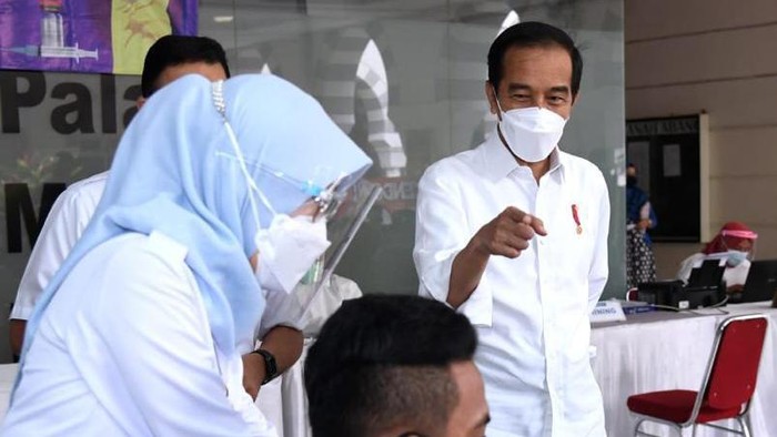 Momen Presiden Jokowi Tinjau vaksinasi COVID-19 di Pasar Tanah Abang