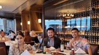 Bersama rekan mereka, Raffi Ahmad dan Nagita Slavina berada di sebuah restoran mewah untuk menikmati makanan. Foto: Instagram @raffinagita1717