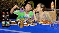 Raffi Ahmad dan Nagita Slavina juga tampak kompak saat menikmati seafood panggang favorit mereka. Terlihat ada lobster, udang, dan lainya. Foto: Instagram @raffinagita1717