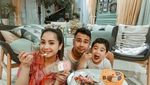 Romantisnya Nagita Slavina dan Raffi Ahmad Saat Kulineran