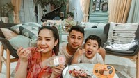 Momen kebersamaan keluarga kecil ini tampak harmonis. Begini momen mereka saat menikmati aneka es krim yang manis segar. Foto: Instagram @raffinagita1717