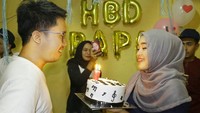 Rayakan ulang tahun sang suami beberapa tahun lalu, Ririe memberi kejutan kue ulang tahun.  Foto: Instagram ririe_fairus
