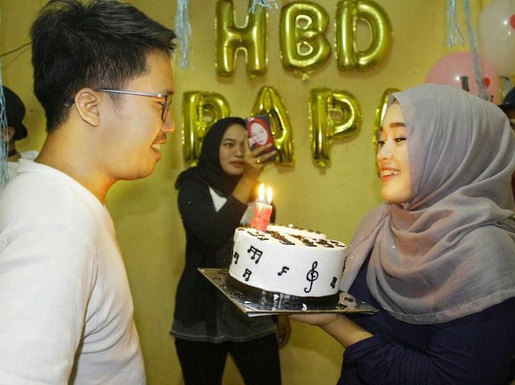 Ririe Fairus Saat Beri Kue Ultah untuk Ayus Sabyan hingga Santai di Kafe