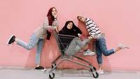 Seru-seruan ala Ririe juga termasuk ketika main dengan troli di supermarket. Kira-kira ia mau belanja apa ya? Foto: Instagram ririe_fairus