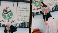 Bersama sahabatnya, Ririe santai di coffee shop. Sebelum menikmati kopi, mereka mengabadikan momen berdua. Foto: Instagram ririe_fairus