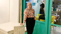 “Bersyukur, ikhlas, bahagia,” tulis Ririe di keterangan foto. Ia nampak memamerkan outfitnya saat hangout ke kafe. Foto: Instagram ririe_fairus