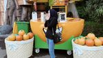 Ririe Fairus Saat Beri Kue Ultah untuk Ayus Sabyan hingga Santai di Kafe