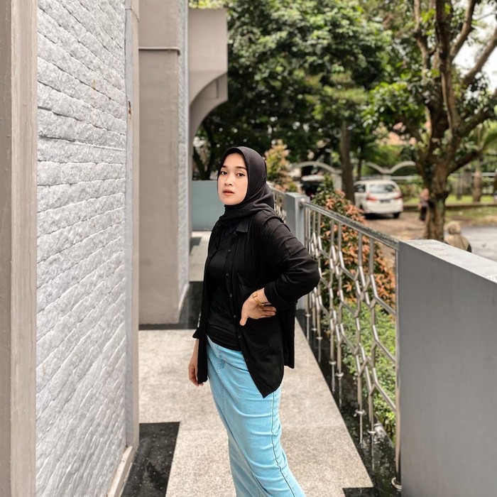 Ririe Fairus Saat Beri Kue Ultah untuk Ayus Sabyan hingga Santai di Kafe Ririe Fairus Saat Beri Kue Ultah untuk Ayus Sabyan hingga Santai di Kafe