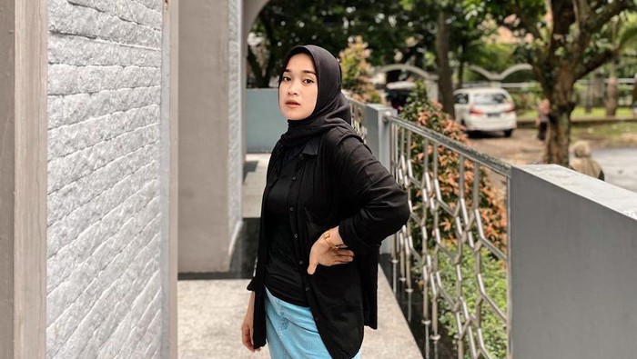 Ririe Fairus Saat Beri Kue Ultah untuk Ayus Sabyan hingga Santai di Kafe