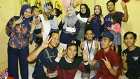 Tak hanya itu, ia juga mengajak banyak kerabatnya untuk memeriahkan momen bahagia ini. Kabarnya saat ini, Ririe telah melayangkan gugatan cerai pada Ayus. Foto: Instagram ririe_fairus