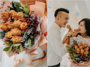 Romantis! Pria Ini Lamar Kekasihnya dengan Buket Ayam Goreng