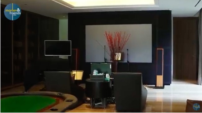 Rumah ini juga dilengkapi sebuah ruangan multimedia yang dilengkapi sebuah home-theatre bagi Irwan yang hobi menonton.  Saya bisa nonton 10 jam sehari, kata pria yang juga suka bermain tenis kala waktu senggang. (Foto: YouTube/Marten and Friends)