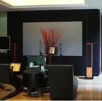 Rumah ini juga dilengkapi sebuah ruangan multimedia yang dilengkapi sebuah home-theatre bagi Irwan yang hobi menonton.  Saya bisa nonton 10 jam sehari, kata pria yang juga suka bermain tenis kala waktu senggang. (Foto: YouTube/Marten and Friends)