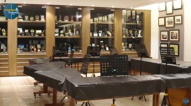 Terdapat pula ruangan yang khusus untuk memajang koleksi penghargaannya. Di ruang tersebut, Irwan juga menyimpan alat musik seperti kolingtan. (Foto: YouTube/Marten and Friends)