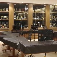 Terdapat pula ruangan yang khusus untuk memajang koleksi penghargaannya. Di ruang tersebut, Irwan juga menyimpan alat musik seperti kolingtan. (Foto: YouTube/Marten and Friends)