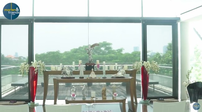 Kaca besar menyajikan panorama hijau dari halaman luar. (Foto: YouTube/Marten and Friends)