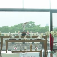 Kaca besar menyajikan panorama hijau dari halaman luar. (Foto: YouTube/Marten and Friends)