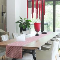 Ruang makan didesain khusus agar dapat menampung keluarga besar. Meja makan yang memanjang dihiasi runner bernuansa merah yang senada dengan vas dan lampu gantung. (Foto: YouTube/Marten and Friends)