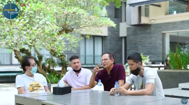 Dalam membangun rumah yang megah ini, Irwan Hidayat mengaku tujuannya bukan untuk adu gengsi, melainkan demi bisa berkumpul dengan keluarga besar. Kalau kecil, takutnya anak-anak dan cucu-cucu nggak mau datang, katanya, katanya. (Foto: YouTube/Marten and Friends)