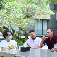 Dalam membangun rumah yang megah ini, Irwan Hidayat mengaku tujuannya bukan untuk adu gengsi, melainkan demi bisa berkumpul dengan keluarga besar. Kalau kecil, takutnya anak-anak dan cucu-cucu nggak mau datang, katanya, katanya. (Foto: YouTube/Marten and Friends)