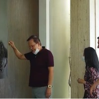 Kemegahan rumah bergaya minimalis kontemporer itu sudah terasa lewat pintu utama yang menyambut tamu. Pintu kayu berwarna coklat tua tersebut memiliki gagang yang dihiasi ukiran bermotif kepala harimau. (Foto: YouTube/Marten and Friends)