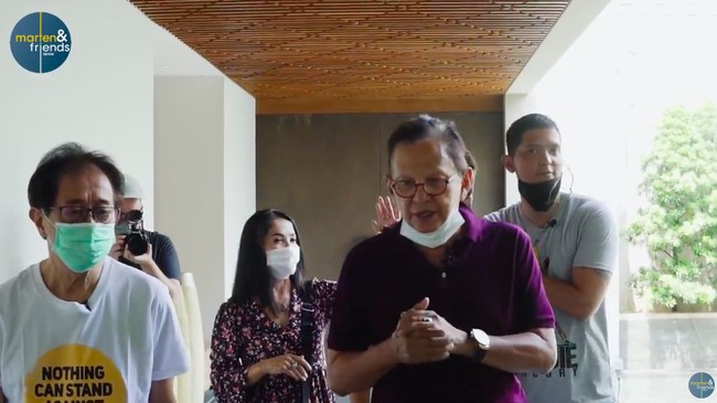 Rumah yang berdiri di atas lahan seluas 4.000 meter persegi kaya akan detail. Bagian plafon saja dihiasi kayu bermotif diagonal. (Foto: YouTube/Marten and Friends)