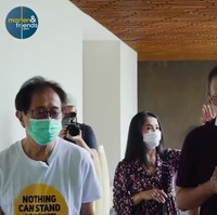 Rumah yang berdiri di atas lahan seluas 4.000 meter persegi kaya akan detail. Bagian plafon saja dihiasi kayu bermotif diagonal. (Foto: YouTube/Marten and Friends)