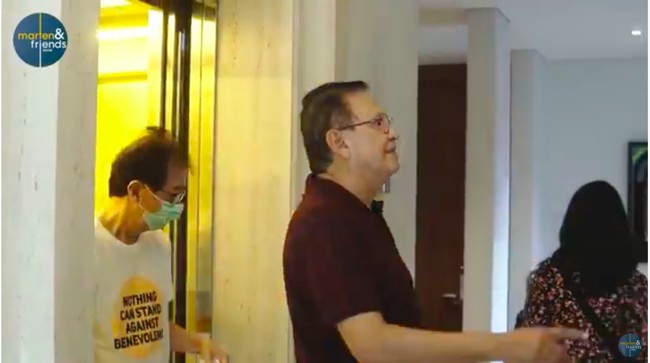 Fasilitas lift untuk mempermudah akses semakin mempertegas kemewahan rumah tersebut. (Foto: YouTube/Marten and Friends)