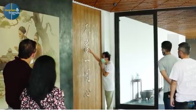 Terdapat pula sebuah panel kayu besar yang dihiasi ukiran tulisan berbahasa Mandarin.  Kalau keluarga besar bersatu, tanah yang tandus jadi emas, ungkap Irwan menjelaskan maknanya. (Foto: YouTube/Marten and Friends)