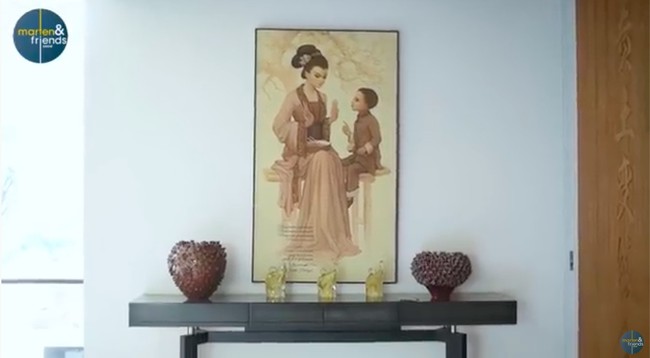 Bak sebuah galeri, rumah Irwan Hidayat dipenuhi benda-benda seni di setiap sudutnya. Beberapa di antaranya adalah lukisan yang sarat filosofi, seperti lukisan yang terinspirasi dari cerita filsuf Konfuzius ini. (Foto: YouTube/Marten and Friends)
