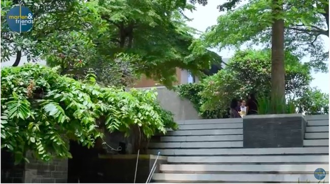 Tak cuma bangunan, halamannya pun tak kalah luas. Pepohonan rindang dan tumbuhan hijau membuat hunian mewah ini terasa asri. (Foto: YouTube/Marten and Friends)