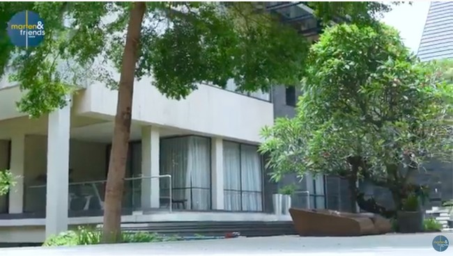 Inilah rumah milik Irwan Hidayat, Direktur PT Jamu & Farmasi Sido Muncul Tbk. Hunian mewah tersebut sempat muncul di salah satu episode YouTube Marten & Friends. Roy Marten bersama keluarganya bertamu untuk berbincang dengan Ridwan dan mengintip isi rumah tersebut. (Foto: YouTube/Marten and Friends)