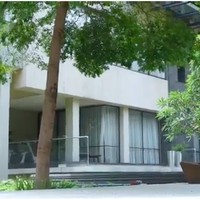 Inilah rumah milik Irwan Hidayat, Direktur PT Jamu & Farmasi Sido Muncul Tbk. Hunian mewah tersebut sempat muncul di salah satu episode YouTube Marten & Friends. Roy Marten bersama keluarganya bertamu untuk berbincang dengan Ridwan dan mengintip isi rumah tersebut. (Foto: YouTube/Marten and Friends)