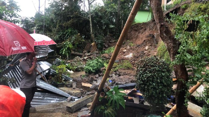 Senderan (fondasi) di kompleks kantor Kecamatan Watumalang, Wonosobo, yang lomgsor yang timbun warga, Rabu (17/2/2021).