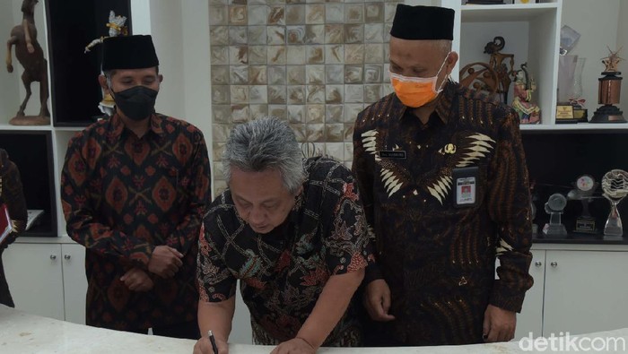 Serah terima jabatan Bupati Boyolali Seno Samudro ke Plh Bupati Boyolali  Masruri, Rabu (17/2/2021)