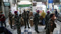 Menurut keterangan petugas, kegiatan sidak masker di kawasan Pasar Pramuka itu di lakukan sebagai tindakan untuk memperketat protokol kesehatan di masa PPKM Mikro. 