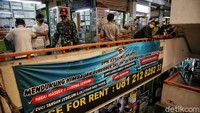 Saat sidak di Pasar Pramuka, para petugas menindak beberapa warga yang sebagai pedagang dan pembeli yang tidak memakai masker dan kerumunuan saat jual beli.