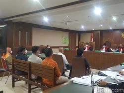 Pejabat KKP Ungkap Koordinasi Ekspor Benur via Grup WA Usaha Lobster
