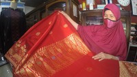 Pewarna songket pun diracik dari bahan alami seperti kulit pohon, kulit jengkol, daun gambir bahkan batubara.   