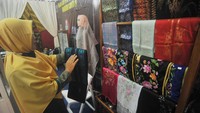 Pewarna alam tersebut dianggap bisa menghasilkan songket yang berkualitas sekaligus meningkatkan harga jual. Tenunan dasar songket Silungkang biasanya berwarna merah tua, hijau tua atau biru tua.  