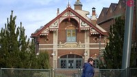 Para staf membersihkan taman sebelum nantinya wisatawan akan diizinkan kembali berkunjung (Efteling)