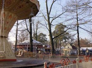 Foto Taman Hiburan Kosong Tanpa Pengunjung