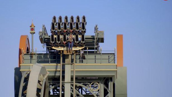 Salah satu staf bahkan mencoba wahana ikonik di Efteling, namanya Dive Coaster Baron 1898 (Efteling) Salah satu staf bahkan mencoba wahana ikonik di Efteling, namanya Dive Coaster Baron 1898 (Efteling)