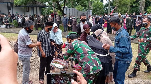Tangis keluarga pecah saat menghantarkan jenazah Pratu Ginanjar ke peristirahatan terakhirnya