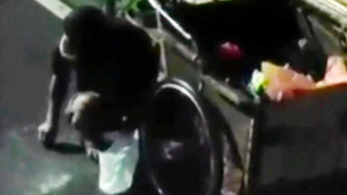 Tangkapan layar video viral pria di Makassar memungut beras di jalan (dok. Istimewa).