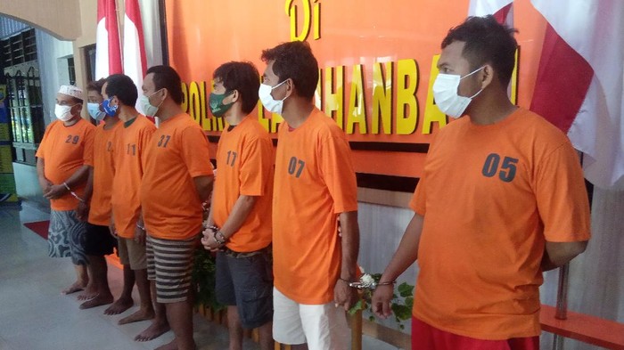 Tersangka kasus narkoba yang diamankan dalam Operasi Antik Toba 2021 oleh Polres Labuhanbatu