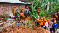 Korban ditemukan dalam posisi terlentang ditindih material bangunan dan pepohonan. Istimewa/Basarnas.