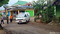 Korban longsor langsung dibawa mobil ambulans ke Puskesmas Ngetos untuk dilakukan visum. Sugeng Harianto/detikcom.